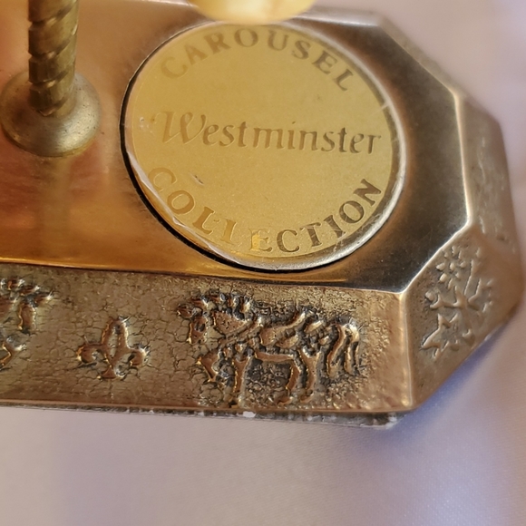 Lion Westminster Carousel Collection - Picture 5 of 9